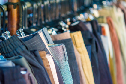 Pantaloni in una bancarella ad un mercato per gli amanti del vintage