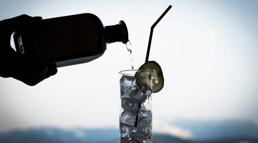 Preparazione di un gin tonic